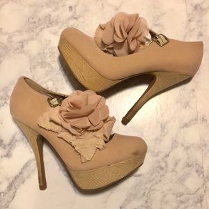 Shi By Journeys nude heels